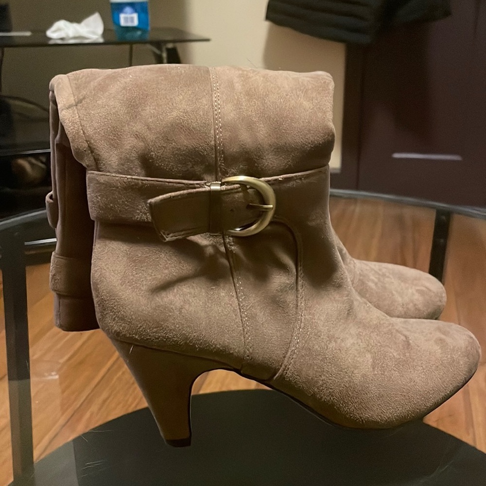 Size 6 1/2 Bella vita boots